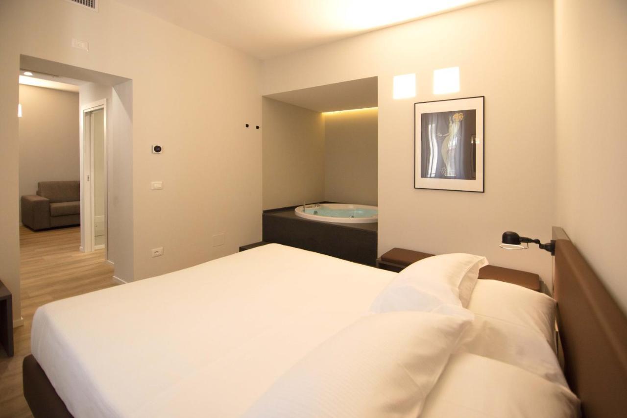 Palazzo Bellocchi - Suites & Apartments Brindisi Ngoại thất bức ảnh