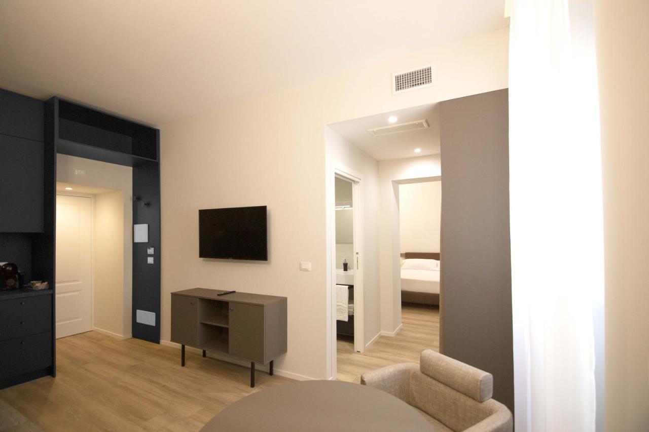 Palazzo Bellocchi - Suites & Apartments Brindisi Ngoại thất bức ảnh